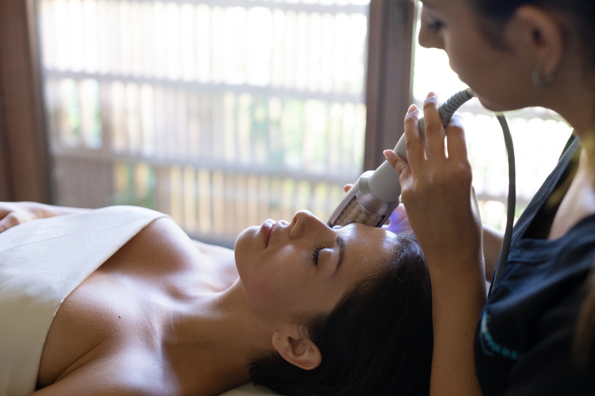 An Endospheres facial treatment in progress